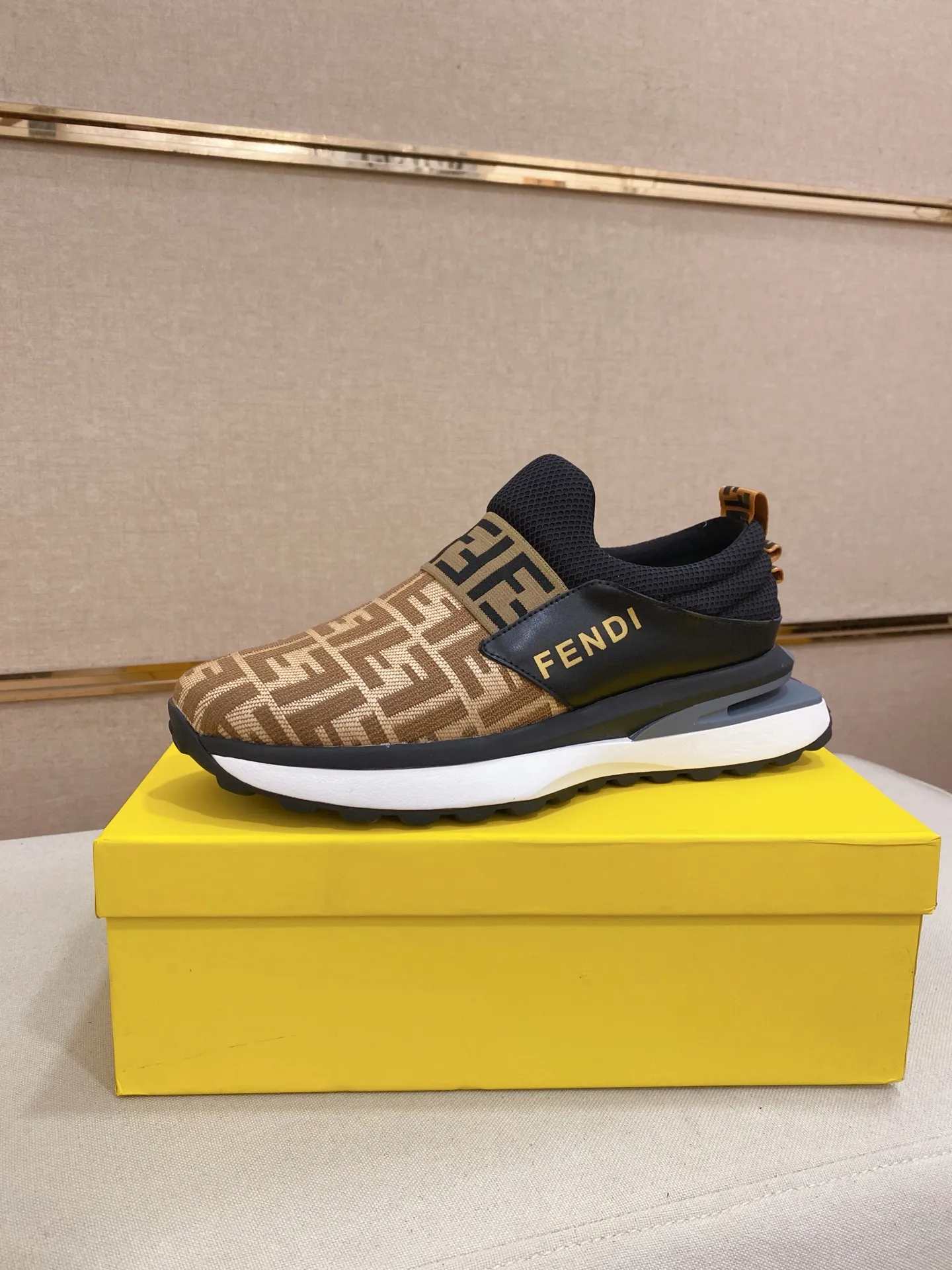 Men's shoes 💰 462💰 (FENDI) New style 👊🏻 upper 🇮🇹 imported cowhide fabric 🇩🇪 lining imported sheepskin lining. The original outsole is molded to highlight the identity of every man, and the upper foot is stable and stable🚶🏻🚶🏻The high-end custom counters reproduce the original version📯No matter the wind or rain, the shoe last remains unchanged and can withstand the verification of time🔍️,🔵 Size: 38-44 (45 is custom-made and cannot be returned or exchanged